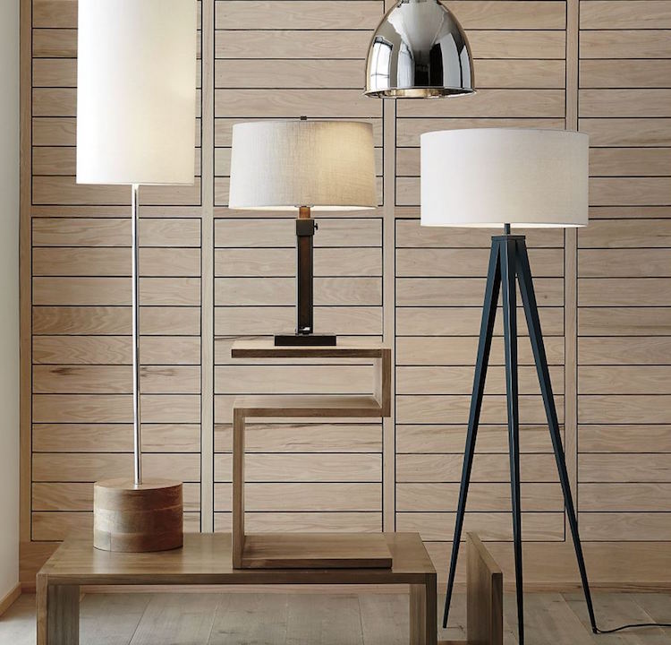 lambris mural bois chaleureux-clair-lampadaires-lampes-table-chic