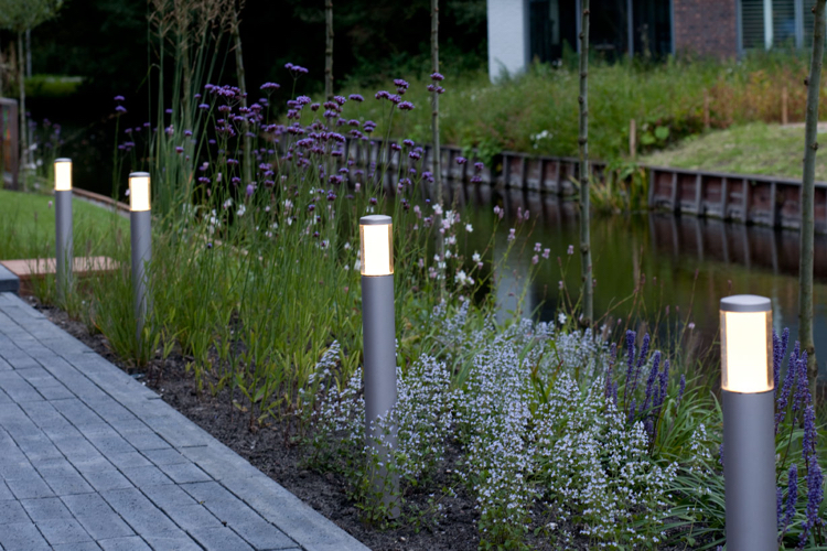 luminaires d’extérieur -balises-classiques-solaires-parterre-fleurs