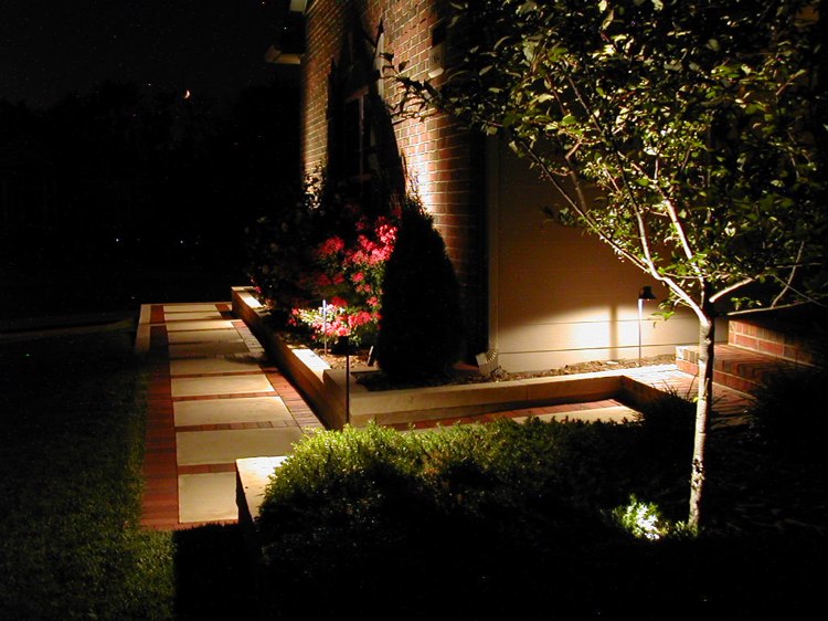 luminaires d’extérieur -balises-jardin-orientables-allée-dalles