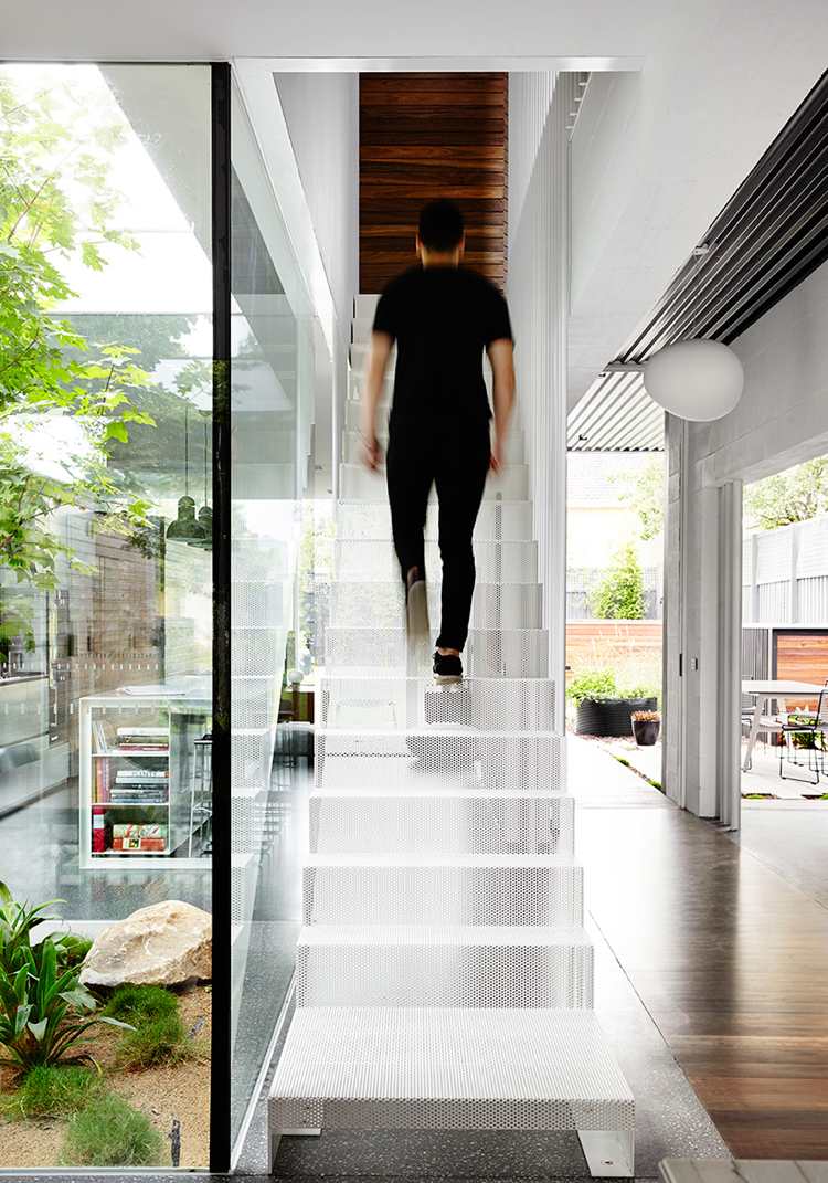 maison-conteneur-design-escalier-intérieur-droit-métallique-marches-ajourées