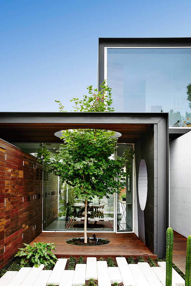 maison-conteneur-design-moderne-arbre-intérieur-terrasse-jardin-bois