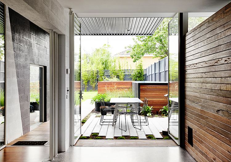 maison-conteneur-design-moderne-baies-vitrées-patio-coin-repas-plein-air