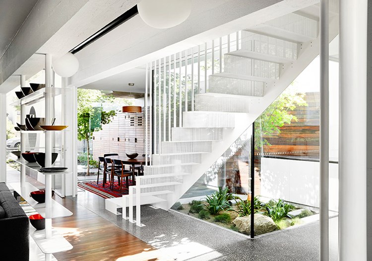 maison-conteneur-design-moderne-couloir-central-atrium-escalier-métal-perforé