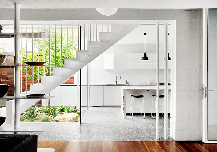 maison-conteneur-design-moderne-intérieur-blanc-escalier-droit-espace-atrium