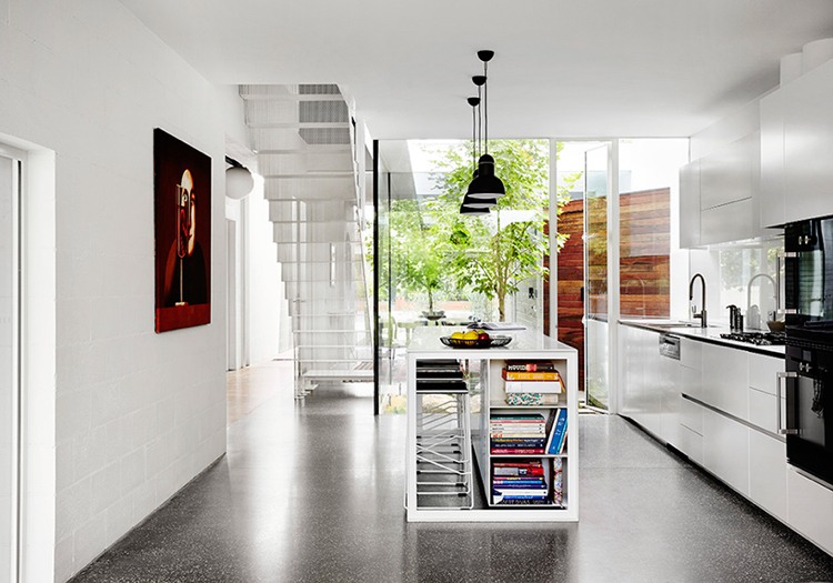 maison-conteneur-design-moderne-intérieur-cuisine-blanche-îlot-cetral-escalier