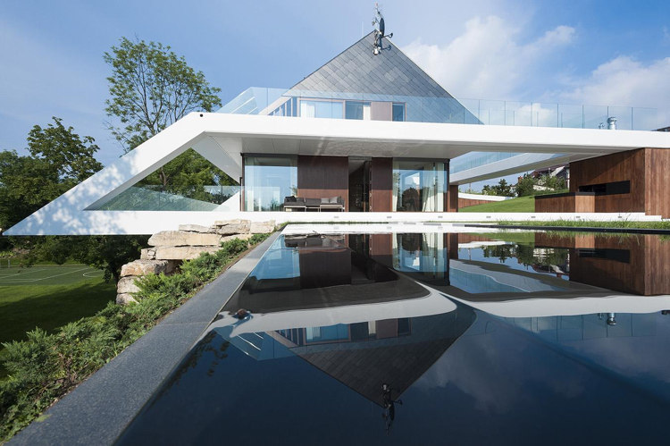 maison sur terrain en pente terrasse-couverte-piscine-infinity-pool