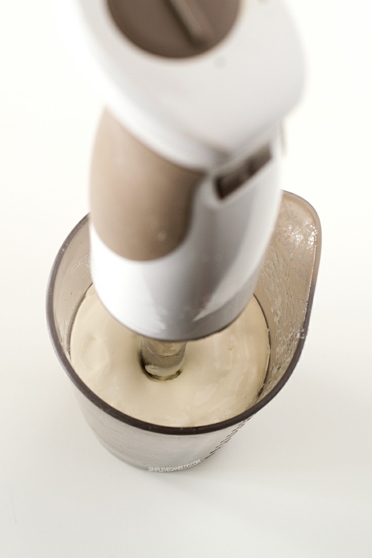 mayonnaise vegan -faite-masion-sans-oeufs-huile-végétale-lait-végétal-mixer-main