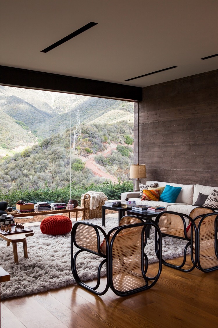 meubles-rotin-fenêtre-panoramiques-chaise-design-tapis-shaggy
