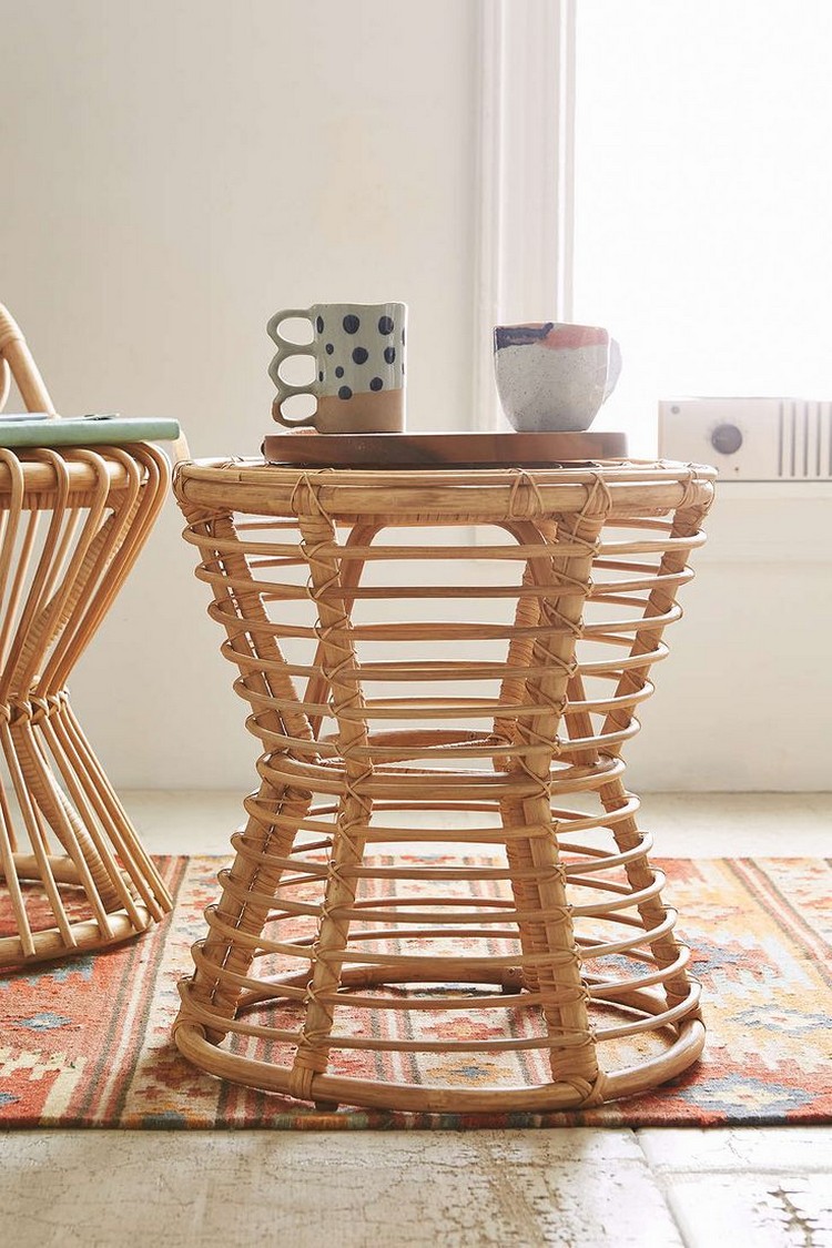 meubles-rotin-table-appoint-design-forme-sable-tapis-ethnique