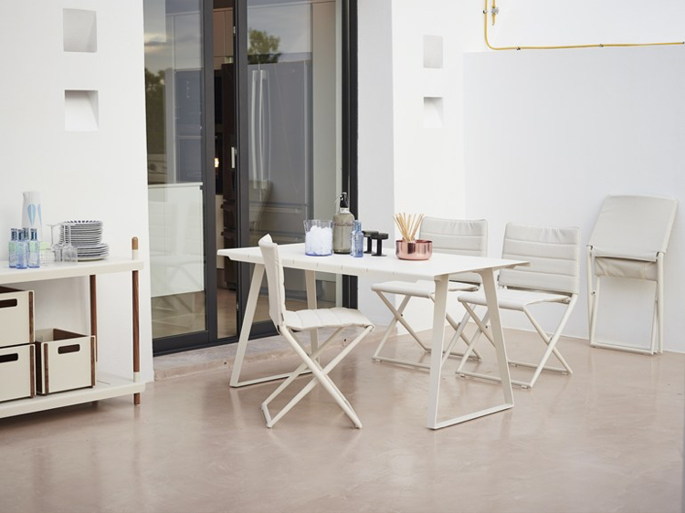 mobilier de jardin design -chaises-blanches-cadre-alu-série-TRAVELLER