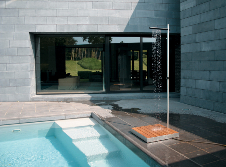 mobilier-outdoor-douche-extérieure-design-sol-piscine