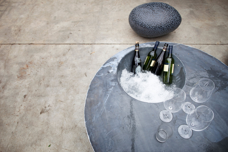 mobilier-outdoor-table-design-zinc-emplacement-bouteilles-vin