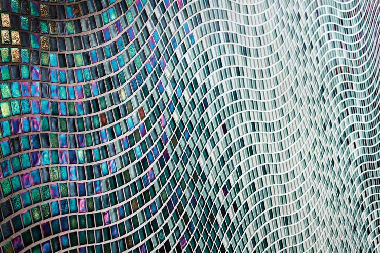mosaïque de verre de design-moderne-tesselles-iridescentes-forme-ondulée