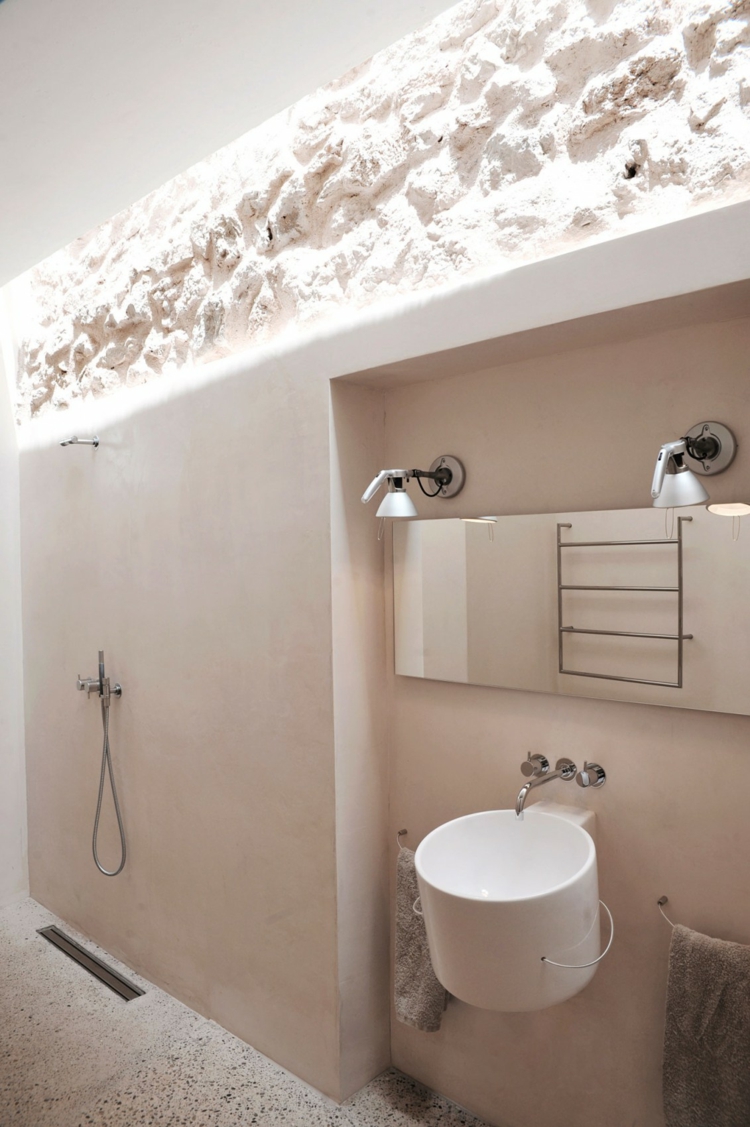 mur en pierre apparente -éclairage-indirect-salle-bains-blanche-vasque-ronde