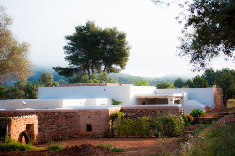 mur en pierre apparente -jardin-villa-ibiza-style-méditerranéen