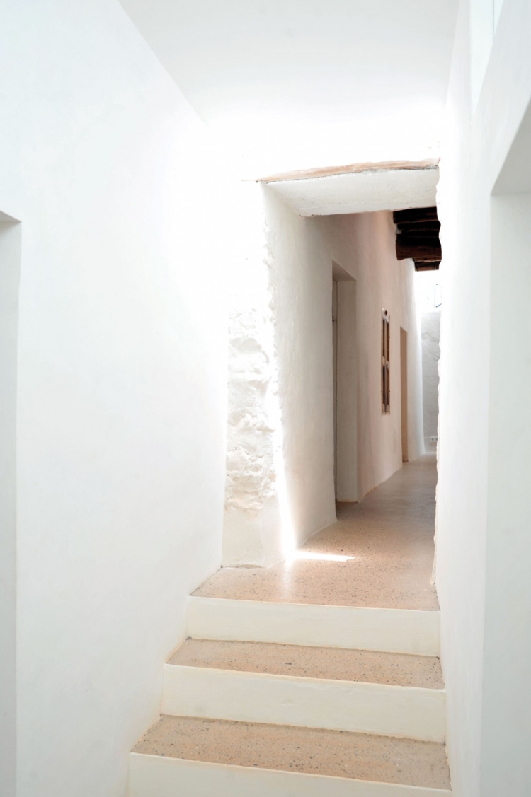 mur en pierre apparente -peinture-blanche-couloir-style-méditerranéen