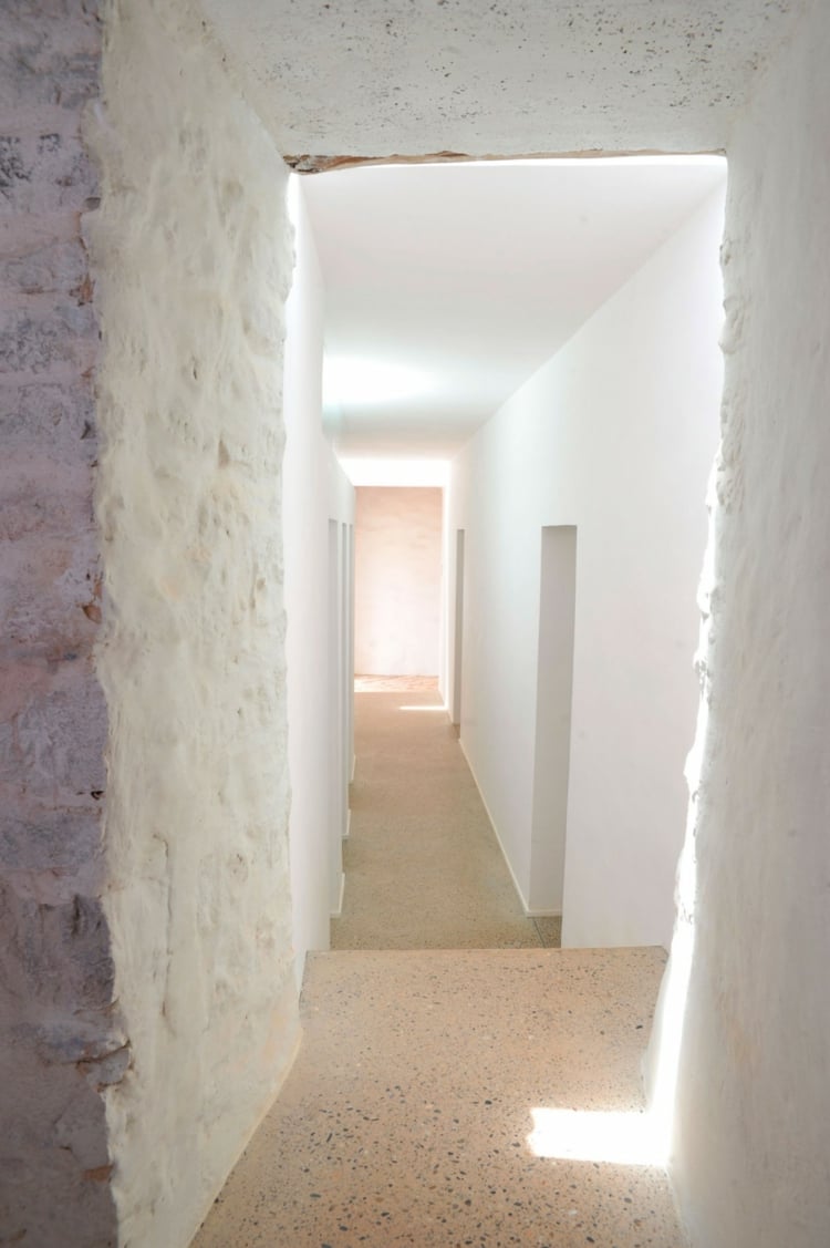mur en pierre apparente -peinture-chaux-couloir