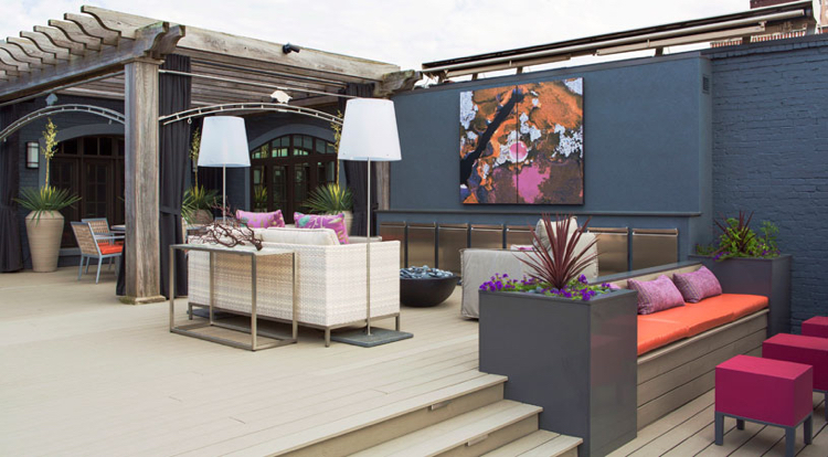 pergola avec rideaux -noirs-terrasse-bois-composite-mobilier-tressé
