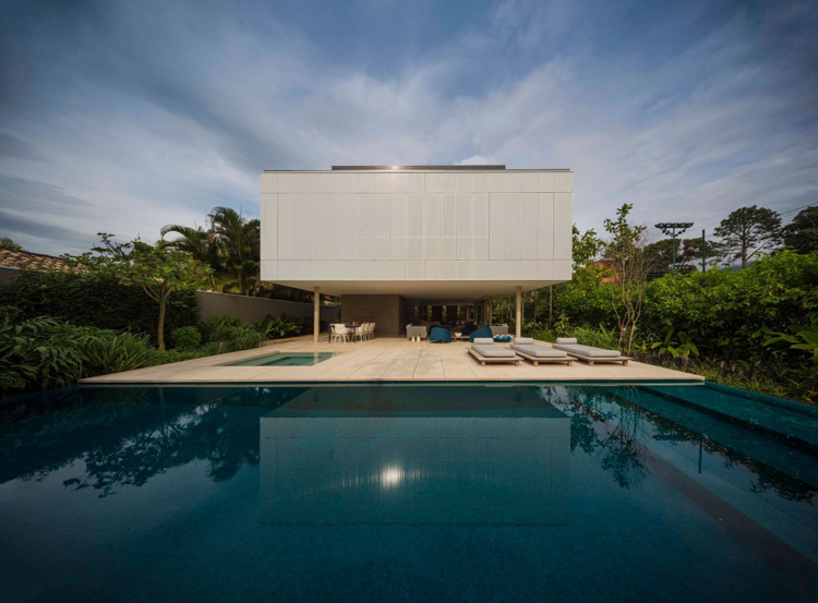 piscine à débordement -maison-minimaliste-salon-jardin-moderne