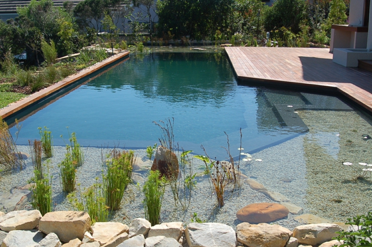 piscine-naturelle-bassin-gravier-décoratif-plage-bois-composite