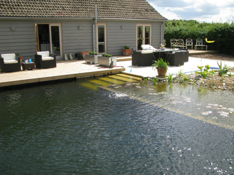 piscine-naturelle-plage-terrasse-mobilier-rotin