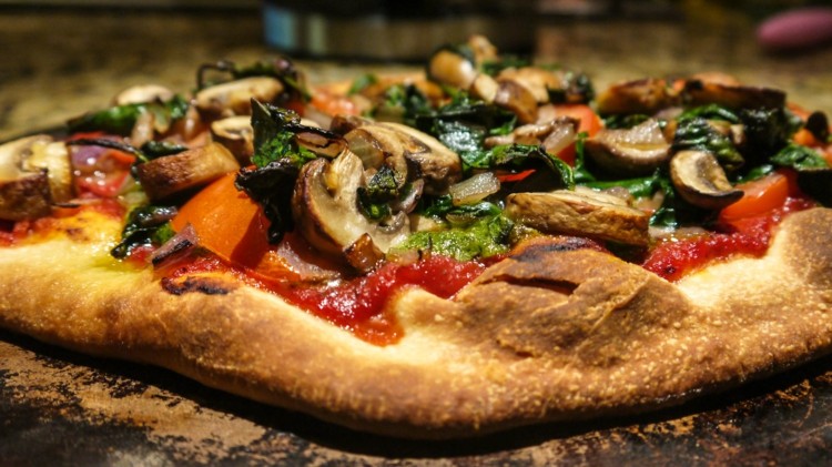 pizza-végétalienne-croustillante-champignons-Paris-légumes