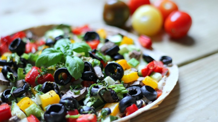 pizza-végétalienne-exotique-fruits-légumes-olives-noires