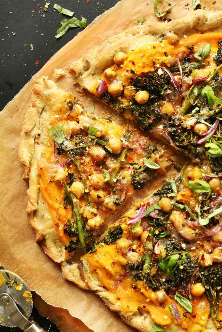 pizza végétalienne faite maison purée-cotrouille-pois-chiches