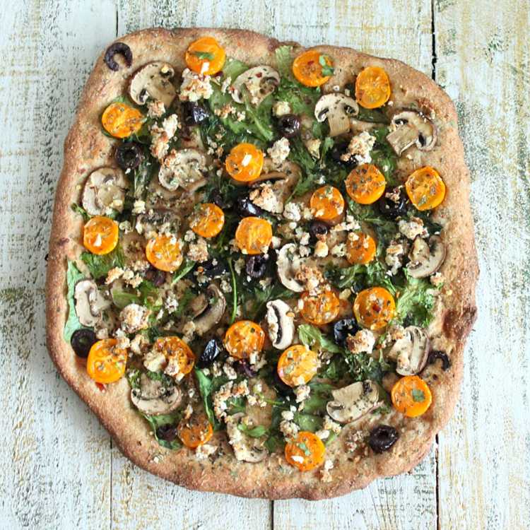 pizza-végétalienne-feta-végétale-tomates-cerise-champignons