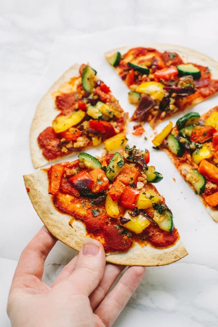 pizza végétalienne faite maison légumes-frais-mini-pizza-party-fête