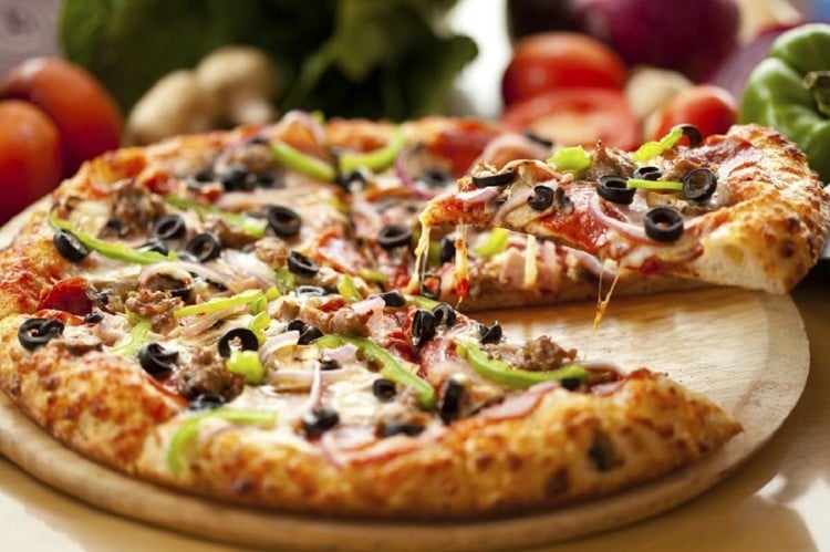 pizza végétalienne olives-noires-poivrons-verts-fromage-soja