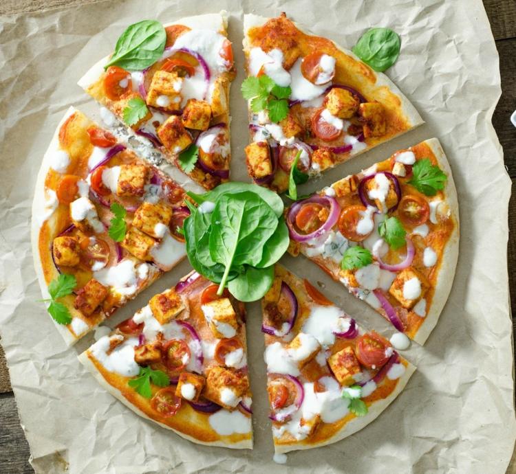 pizza végétalienne faite maison tofu-fromage-soja-tomates-basilic