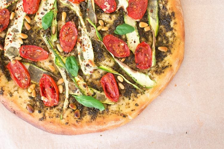 pizza végétalienne faite maison tomates-courgettes-noix-cèdre