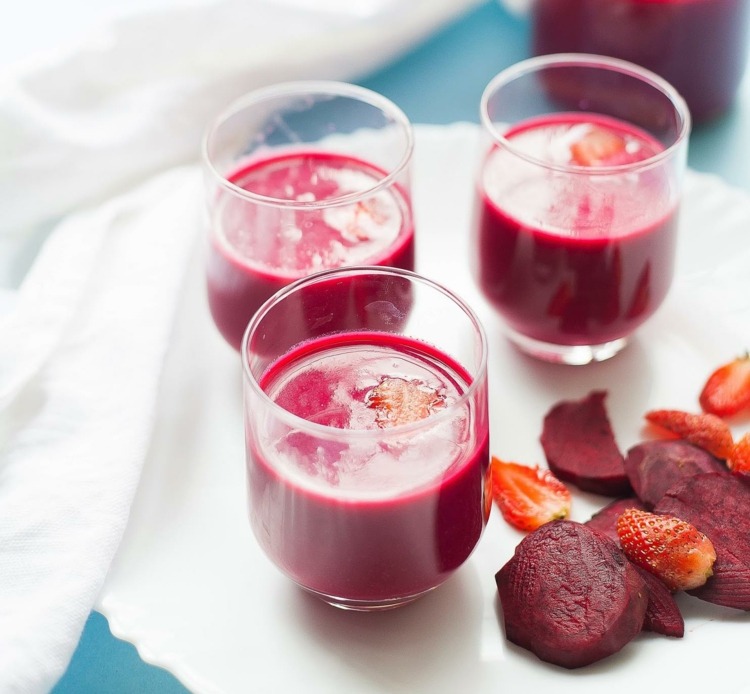 recette-smoothie-detox-fruits-légumes-betterave-fraise