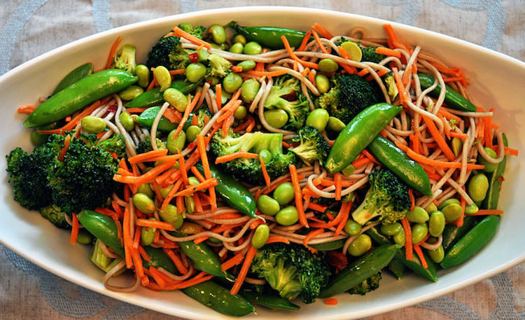 recette-vegan-facile-nouilles-soba-sarrasin-brocoli-carotte-fèves-haricots-verts