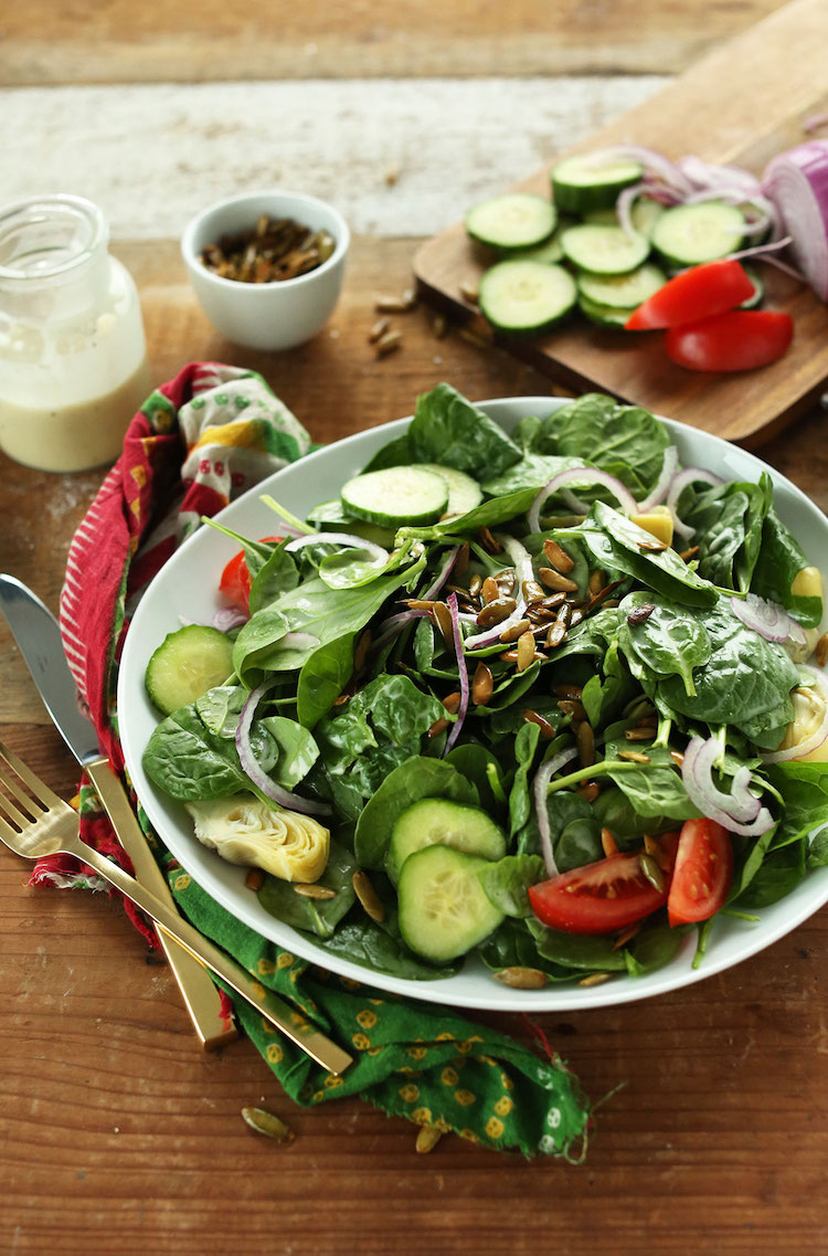 recette vegan facile et rapide- salade-épinards-concombres-tomates-artichauts