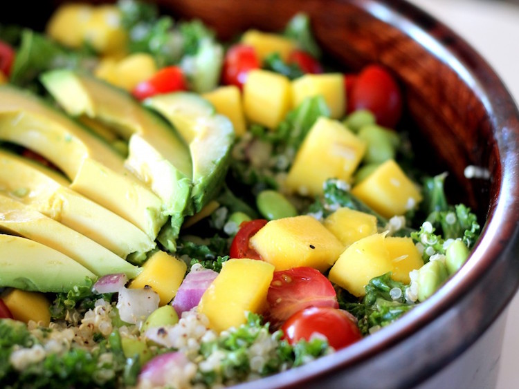 recette vegan facile et rapide- salade-fruits-légumes-avocat-quinoa