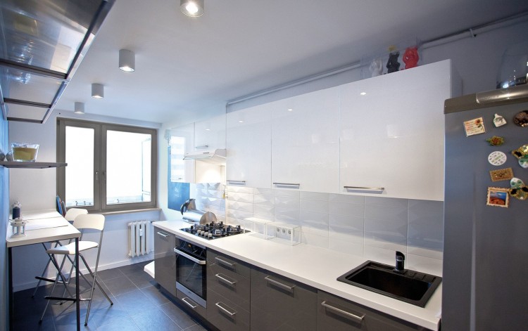 rénovation appartement -cuisine-crédence-carreaux-blancs-petite-table