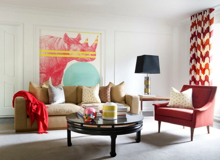 rideaux salon tendance blanc-rouge-motifs-rail-fauteuil-rouge-tableau-moderne