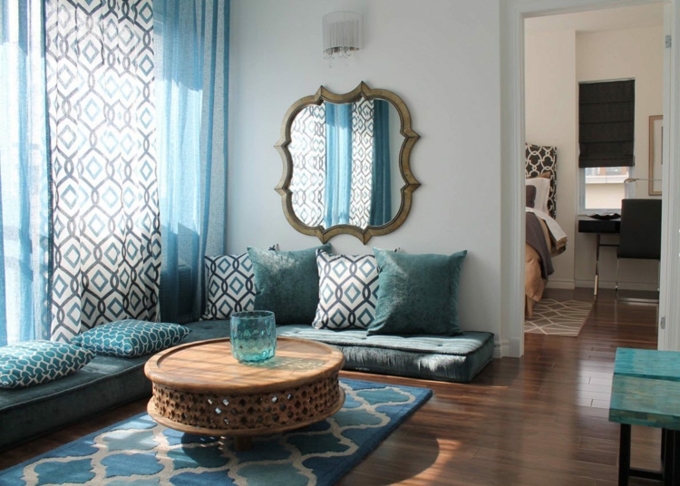 rideaux salon tendance motifs-couleurs-correspondantes-coussins-tapis-miroir