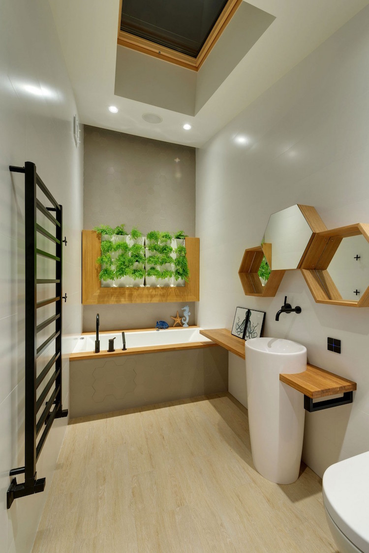 salle-bains-blanche-bois-étagères-alvéoles-hexagonales-plantes-vertes
