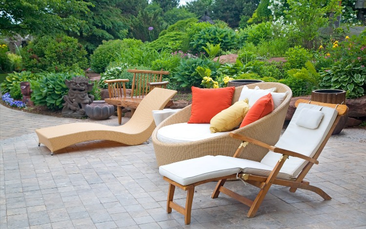 salon-jardin-design-chaise-longue-bois-massif-fauteuil-coussins-décoratifs