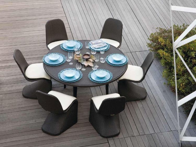 salon-jardin-design-table-ronde-chaises-assises-galettes-blanc