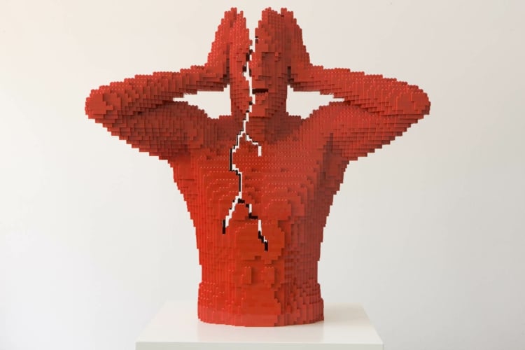 sculpture-Lego-Nathan-Sawaya-Cracked-rouge-Métamorhose