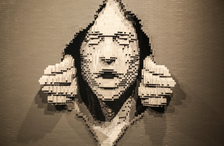 sculpture-Lego-Nathan-Sawaya-Gray-collection-Through-the-darkness