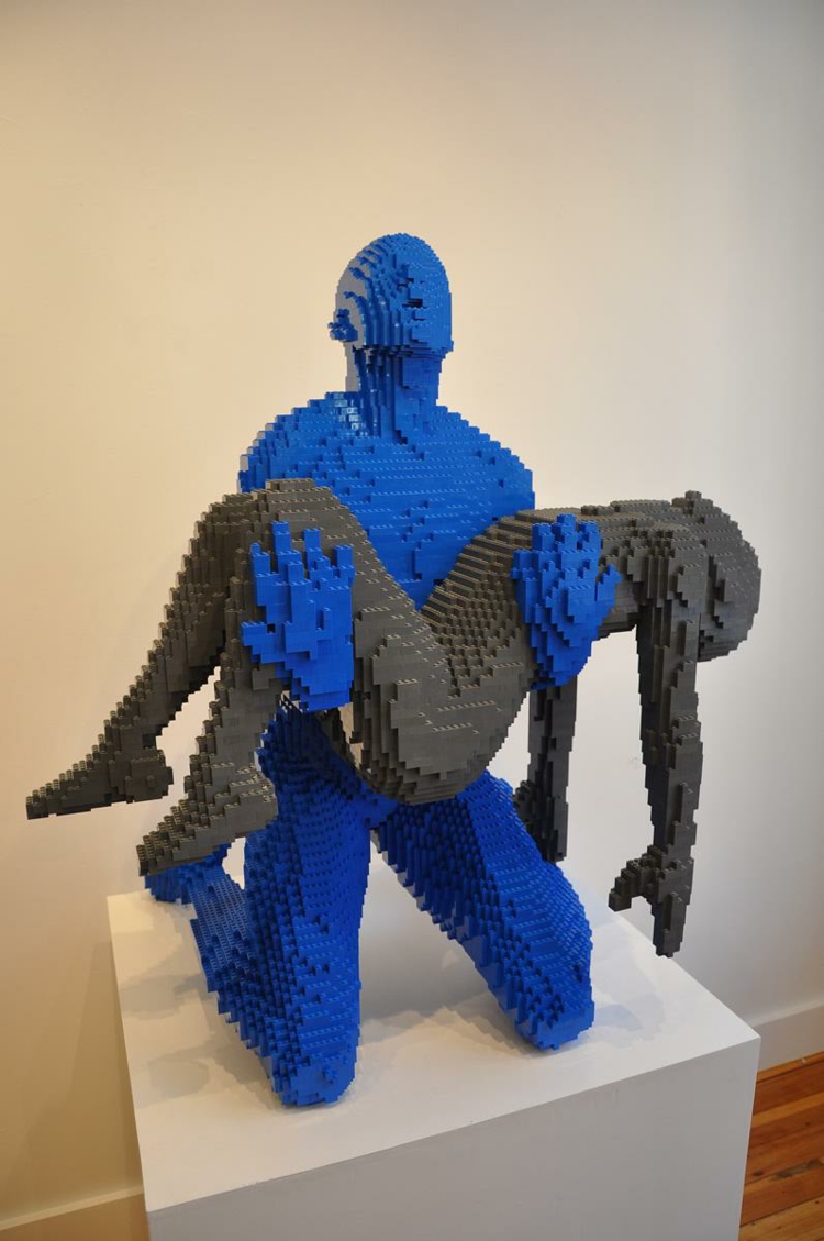 sculpture-Lego-Nathan-Sawaya-My-Boy-Through-the-darkness
