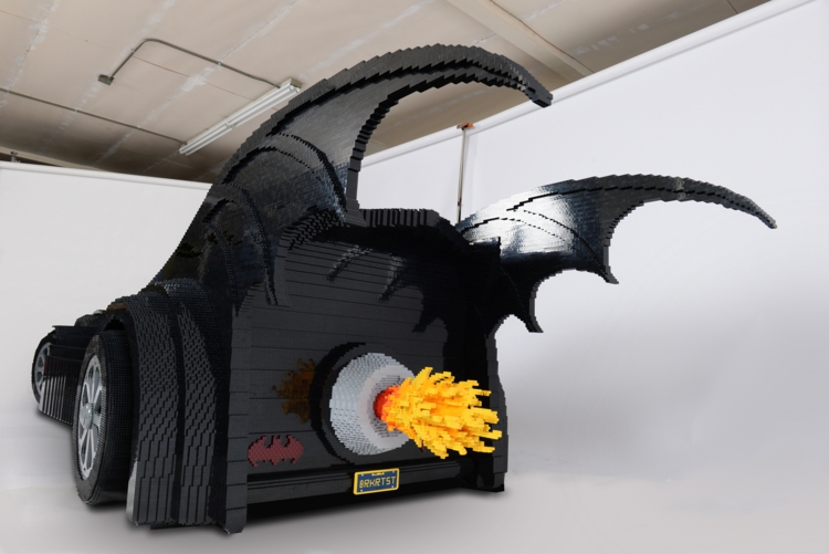 sculpture-Lego-Nathan-Sawaya-batmobil-échappement-feu