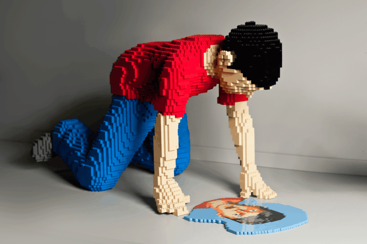 sculpture-Lego-Nathan-Sawaya-enfant-voit-reflexion-eau