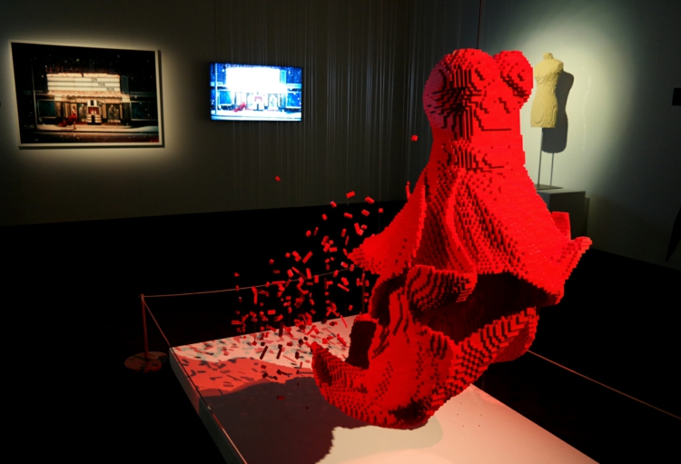 sculpture-Lego-Nathan-Sawaya-exhibition-In-pieces-installation-robe-rouge