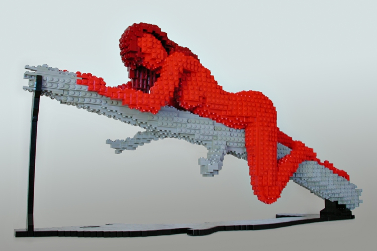 sculpture-Lego-Nathan-Sawaya-figure-femme-allongée